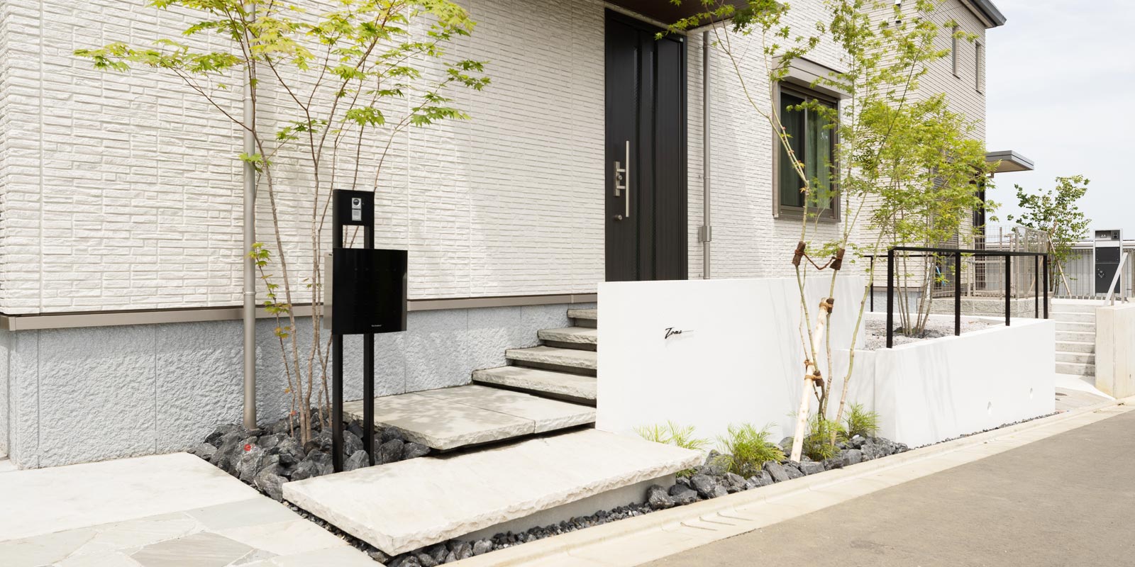 自然石のフローティング階段が 玄関までのアプローチを心地よく整える 神奈川県全域 栄和ガーデン株式会社