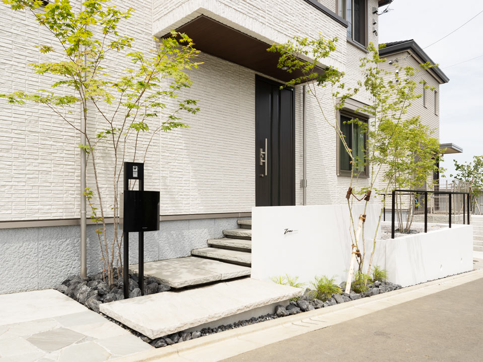 自然石のフローティング階段が、玄関までのアプローチを心地よく整える 神奈川県全域 栄和ガーデン株式会社